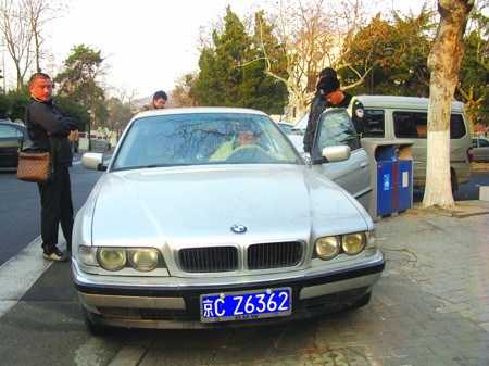 宝马车挂假车牌被扣 交警正对车辆来源进行进一步调查