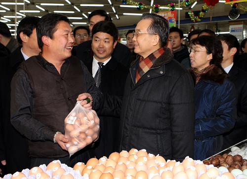 温家宝考察北京农产品市场供热公司了解民生