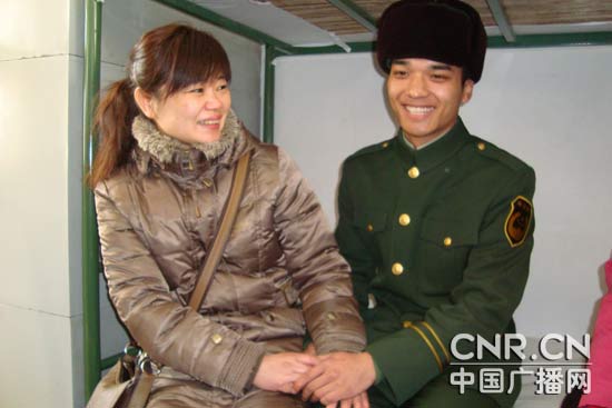 武警北京总队新兵训练基地走来了兵妈妈