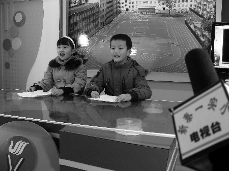 新泰一小学设立校园电视台 小学生自己动手录