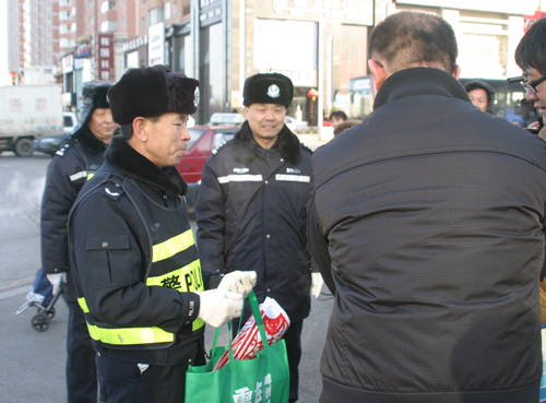 模范交警李栓良即将退休市民舍不得让其离开