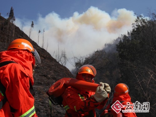 长虫山5日突发山火 本报记者 王宇衡 摄       5日上午,昆明