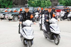 民警骑着警用电动车开始执行公务