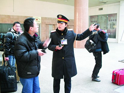 火车站大厅值班员李欣蕊: 不停地说话不停地跑