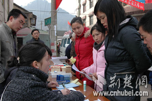 来凤县大河镇向外出务工人员发放生殖保健品