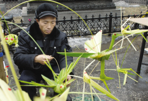 用凤尾竹叶编蚂蚱 一分钟搞定