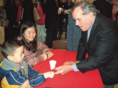芝加哥市长出席多项新春庆典 派红包向华裔拜