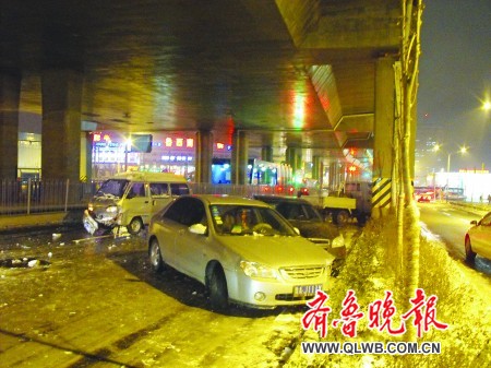 马路成了溜冰场司机开起碰碰车 开车还得小