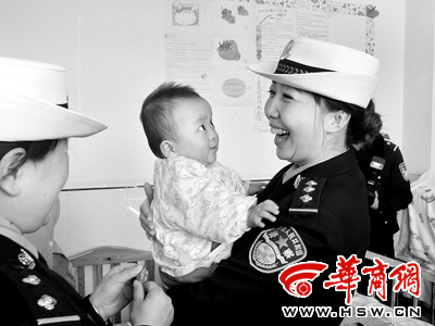 <em>三八妇女节</em>榆林女警买鞋送福利院(图)_新闻中