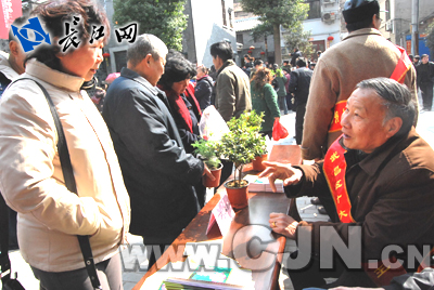 武汉送花进社区 花王与居民畅谈养花经