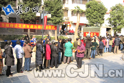 武汉送花进社区 花王与居民畅谈养花经