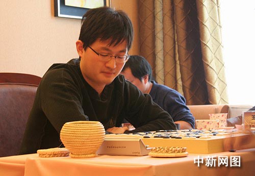 王檄九段首次登顶围棋"西南王"