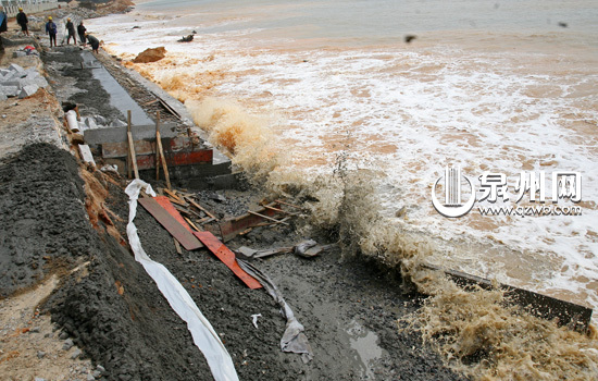 惠安:惊涛拍岸 冲坏半月湾在建海堤