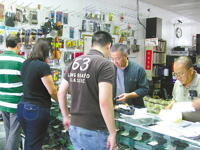 美治安差华人争买枪自卫 华人区靶场人满为患