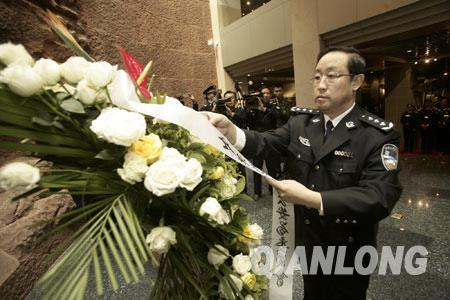 市局党委书记,局长傅政华代表市局党委和全体民警给英烈和因公牺牲