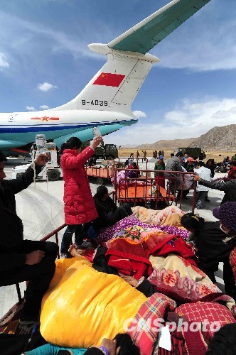 玉树机场滞留伤员几乎全部空运外地救治