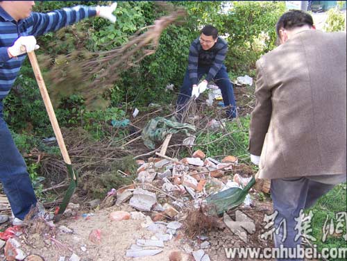 武昌珞珈山街志愿者齐动手清洁家园迎世博