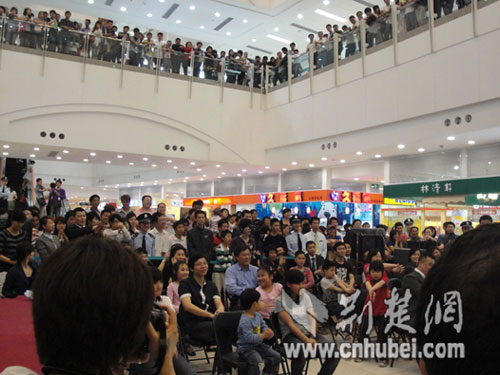 刘谦师傅郭安迪亮相武汉光谷国际广场