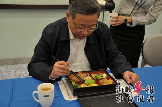 福建省长黄小晶在台湾吃便当 品新竹贡丸汤