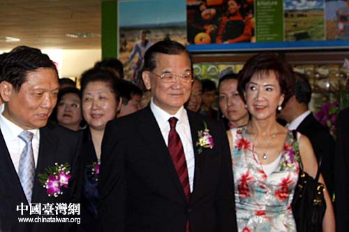 组图:连战及夫人连方瑀走进北京台湾街