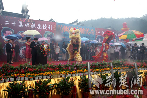 ���Ӿ硶��÷Ϸ��ʦ���桷�ڻ�÷���п�����ʽ