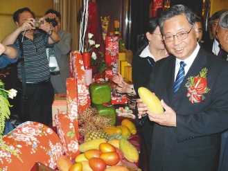 宝岛台湾的水果 很对福建省长黄小晶的胃