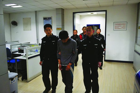 必须卖给我,跟我抢生意就揍你! 居民卖废品遭