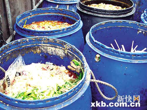 炼油厂黑水染污小溪 农民烧垃圾烟扰街坊