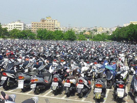台湾静宜大学藏巨大摩托车停车场 盛名传大陆