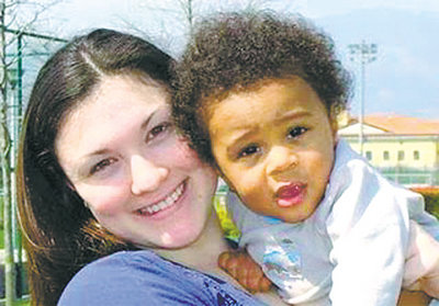 看3d版<em>a片</em>可怀胎?美白人<em>女子</em>生黑白混血男婴