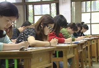 录取率不足1% 台北市小学教师考试抢破头(图)