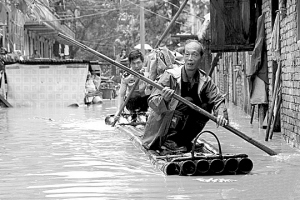 三明永安36人被洪水困 民警用竹排进行解救