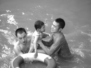 3岁小超江边玩耍溺水