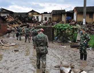 龙岩洪水暴发 5000房屋倒塌 损失10.98亿
