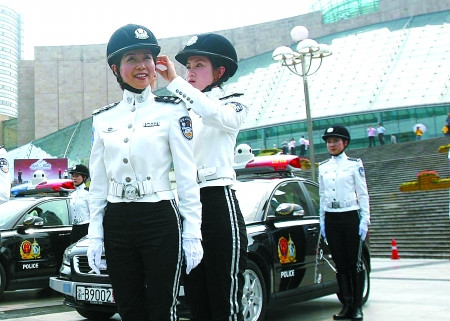 重庆公安局副局长称建女子特勤队为打造形象岗