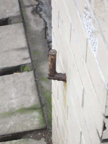 楼宇外墙有突出钢筋钩 是测量建筑物沉降基准