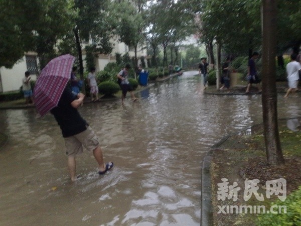 网曝上海建桥学院水漫校园 学生提鞋淌水去上