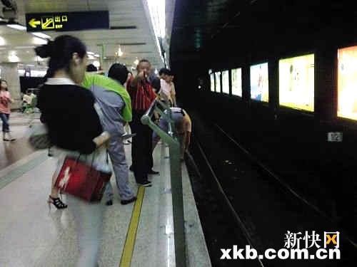 上海女乘客强登地铁致手腕被夹 跌落站台身亡