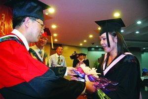 2．河池区大学毕业证样本：我想看郑州大学西亚斯国际学院毕业证样本。 