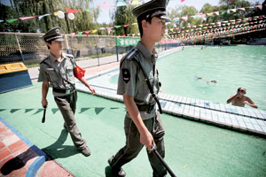 小游客多露天游泳场看得紧