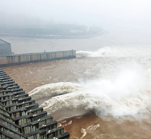 长江今年首次洪峰过坝三峡大坝再次拦蓄削峰