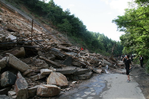 209国道湖北建始段出现塌方过往车辆需绕行