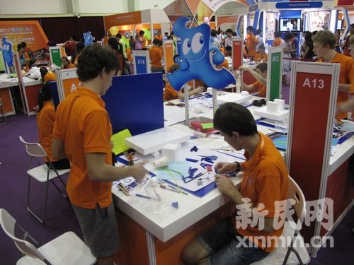 上海国际青少年科技博会开幕国内比拼机器人外国推环保