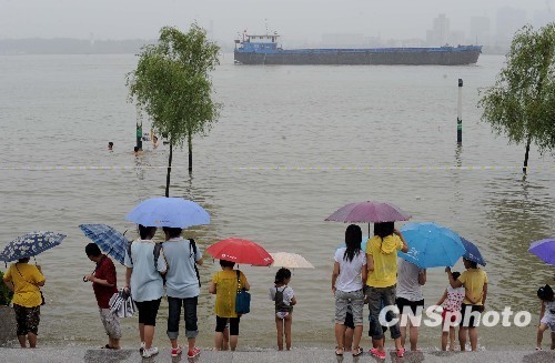 长江流域多处发生超警戒洪水