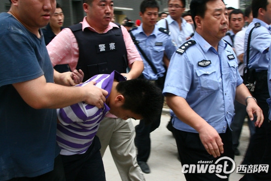 西安北关产生抢劫案歹徒进居民家中与警方对峙