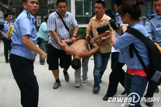 西安北关产生抢劫案歹徒进居民家中与警方对峙
