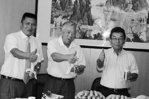 厦门台商协会会长曾钦照叫卖台湾香蕉
