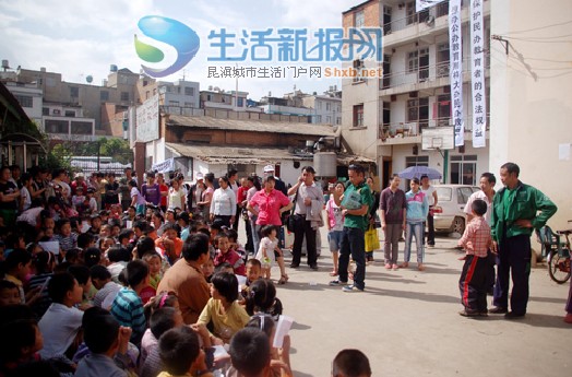 中元学校因租赁纠纷“被搬迁”数十学生高喊：我们要上学！
