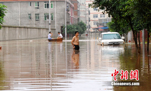 重庆潼南近10万人受灾400人被困洪水中待营救
