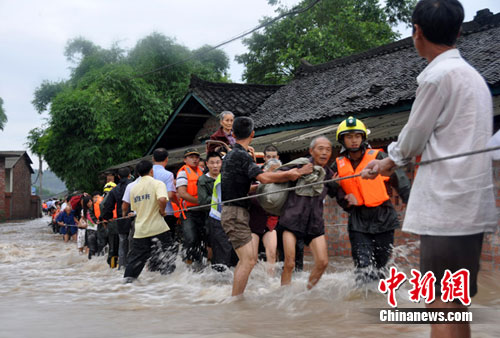 四川乐山洪水围四个村庄消防转移千余民众